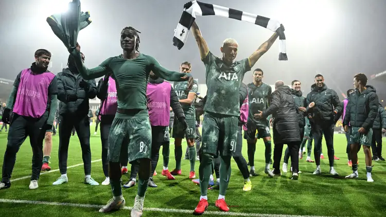 Tottenham Spurs Rebut Juara Liga Europa Selebrasi skuad Tottenham Spurs usai raih gelar Liga Europa. Foto : Ist