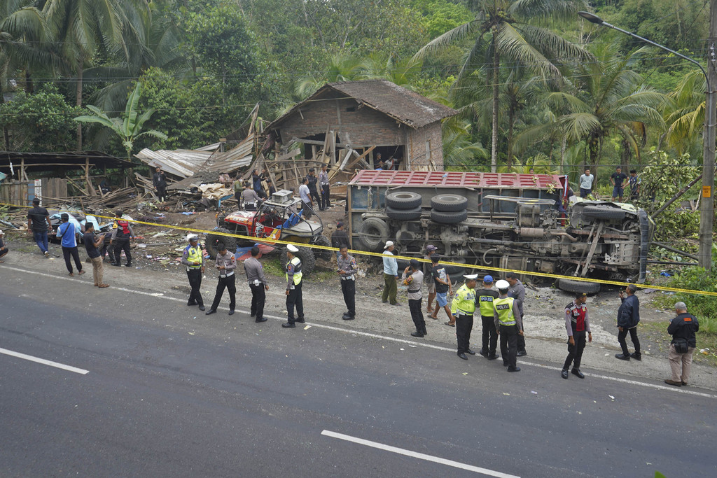 Truk Tronton Seruduk Angkot Ibu-ibu Pengajian , 11 Orang Tewas Foto : Ist