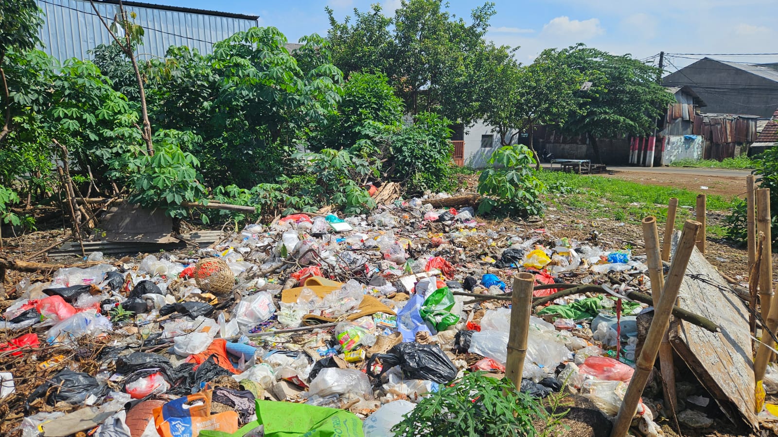 Tumpukan sampah yang memenuhi area lahan kosong, mengganggu kenyamanan warga sekitar. Foto : Ist