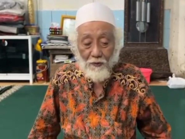 Ulama Apresiasi Polisi Yang Berantas Aksi Premanisme Di Banten Ulama kharismatik asal Banten, KH Ahmad Muhtadi Dimyati atau Abuya Muhtadi. Foto : Ist