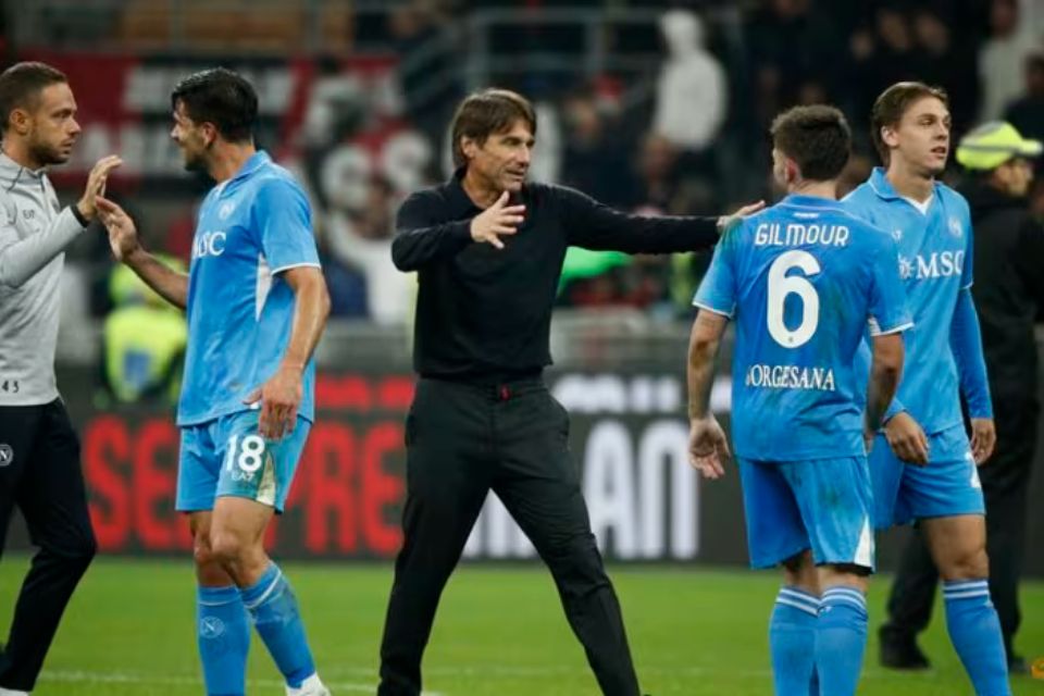 Pelatih Antonio Conte dan skuad Napoli. Foto : Ist