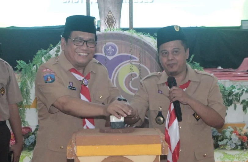 Wabup Amir : Jambochil Penting Untuk Membentuk Karakter Generasi Muda Wabup Lebak Amir Hamzah bersama Pengasuh Ponpes La Tansa, KH. Adrian Mafatihallah Kariem, secara simbolis menekan tombol sirine tanda dibukanya acara Jambochil.