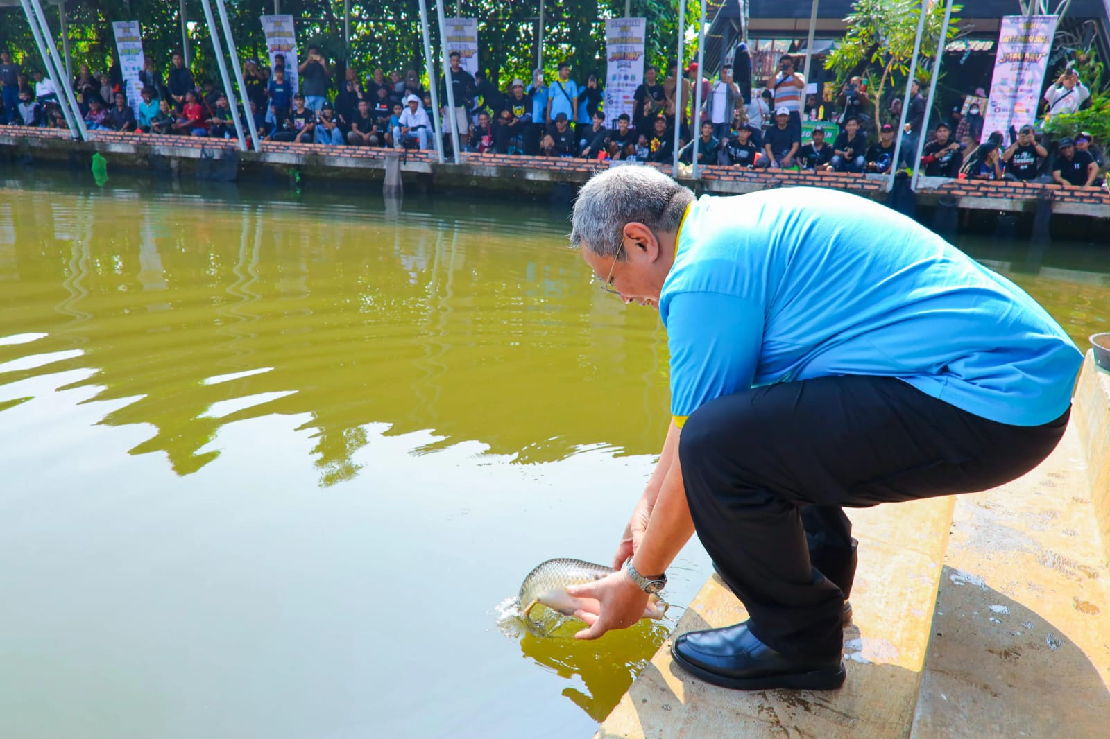 Wali Kota Mancing Bareng Buruh Wali Kota Tangsel, Benyamin Davnie melepas ikan saat mancing bersama buruh di Lubana Sengkol, Kamis (1/5)