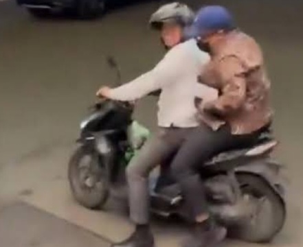Wamen Fahri Minta Maaf, Viral Naik Ojol Tidak Pakai Helm Foto : Ist