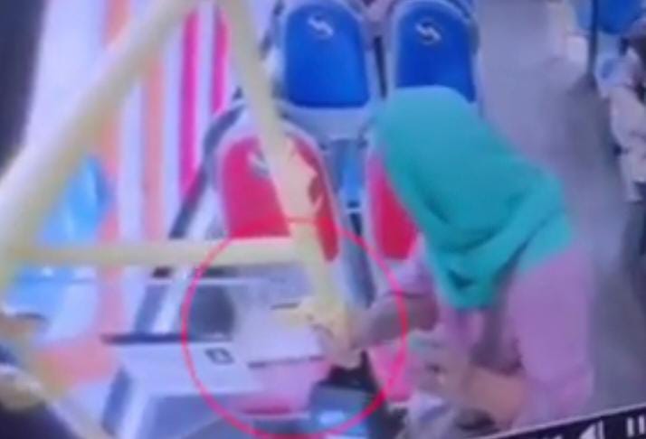 Wanita Berkerudung Hijau Kepergok CCTV Nekat Curi Laptop Penumpang TransJakarta Foto : Ist