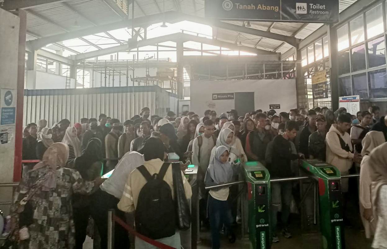 11 Ribu Orang Naik KRL Di Stasiun Rangkasbitung Para calon penumpang KRL terlihat sedang antri panjang di loket pembelian tiket Stasiun Rangkasbitung, Selasa (10/6).