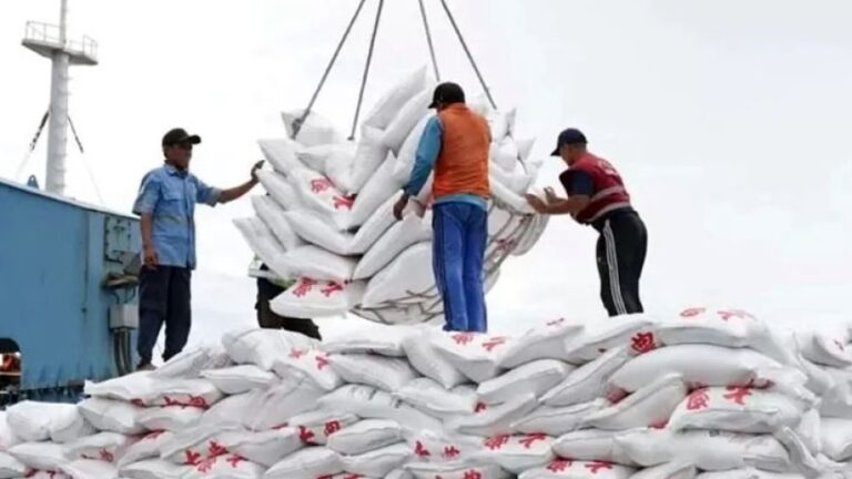9 Petinggi Perusahaan Gula Didakwa Rugikan Negara 578 M Bongkar muatan gula impor. Foto : Ist