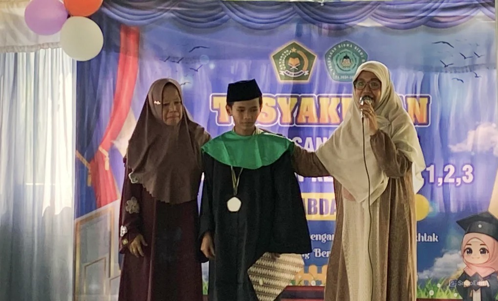 Ade Setiawan Junior, salah seorang siswa MDTA Mabdail Falah, usai melakukan hafalan Juz 30 dalam acara ikhtifalan di Gedung MDTA Mabdail Falah Kolelet Turus, Desa Pasirtangkil, Minggu (8/6/2025).(Istimewa)