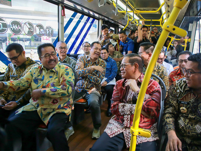 Agar Tidak Menumpuk Di Hari Rabu, ASN DKI Baiknya Digilir Naik Kendaraan Umum Gubernur Pramono dan Wakil Gubernur Rano Karno saat naik Transjakar5a. Foto : Ist