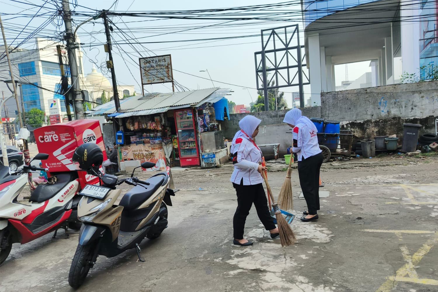 Aksi Nyata Kurangi Sampah Plastik Demi Keberlanjutan Lingkungan, Dealer WARI Gelar Bersih-Bersih Pegawai PT Wahanaartha Ritelindo aksi bersih-bersih sampah.(ist).