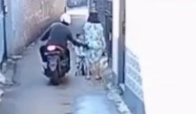 Aksi Pengendara Raba Bokong Perempuan Terekam CCTV Video rekaman CCTV aksi pelecehan viral di media sosial. Polisi kini buru pelecehan tersebut.