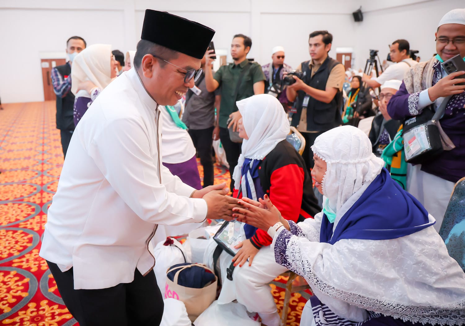 Andra Soni Sambut Kedatangan Jamaah Haji Kloter JKG 21 Kabupaten Tangerang Foto : Humas Pemprov