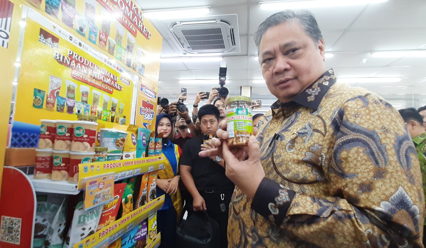 Aprindo Gelar Holiday Sale 2025 di BSD City Menko Bidang Perrkonomian RI, Airlangga Hartarto saat melihat produk UMKM yang di jual di Indomaret. Foto : Ist