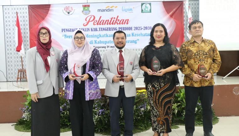 Asklin Diminta Berkolaborasi Wujudkan Program Unggulan Tunas Wakil Bupati (Wabup) Tangerang, Intan Nurul Hikmah foto bersama usai menghadiri acara pelantikan Pengurus Asosiasi Klinik Kabupaten Tangerang Masa Bakti 2025-2030, di Pendopo Bupati Ki Samauan Kota Tangerang, Sabtu (31/5).
