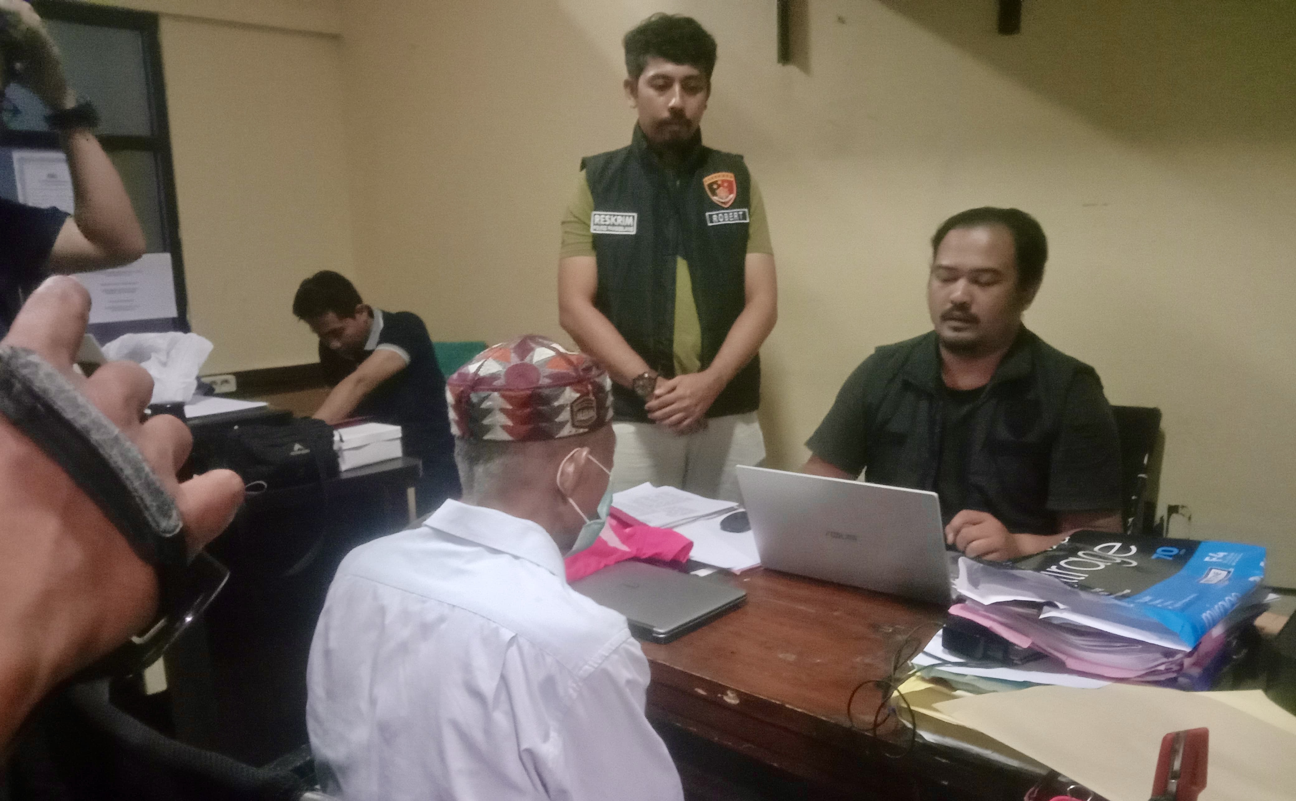 Bejat, Kakek Renta Cabuli Anak Dibawah Umur Terduga pelaku pencabulan saat dilakukan pemeriksaan di ruang Unit PPA Polres Pandeglang.