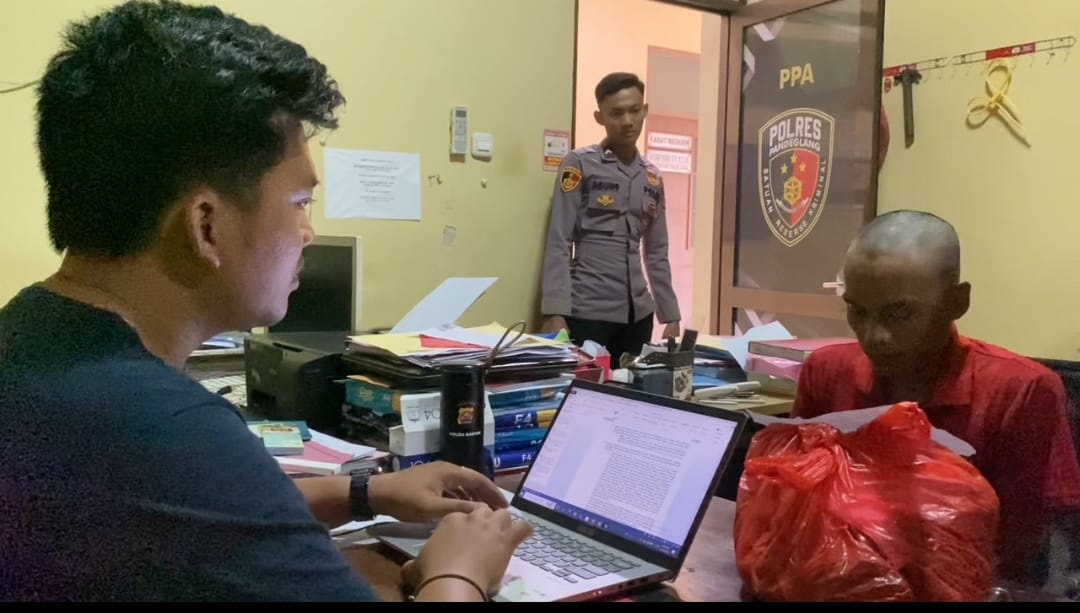 Bejat, Oknum Guru Cabuli 8 Siswi Oknum guru pelaku pencabulan SM (30) sedang dilakukan pemeriksaan oleh pihak Unit PPA Satreskrim Polres Pandeglang, di ruang kerjanya, kemarin.