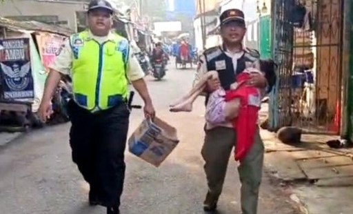 Bocah Perempuan Disiksa Orang Tuanya di Pasar Kebayoran Lama Foto : Ist