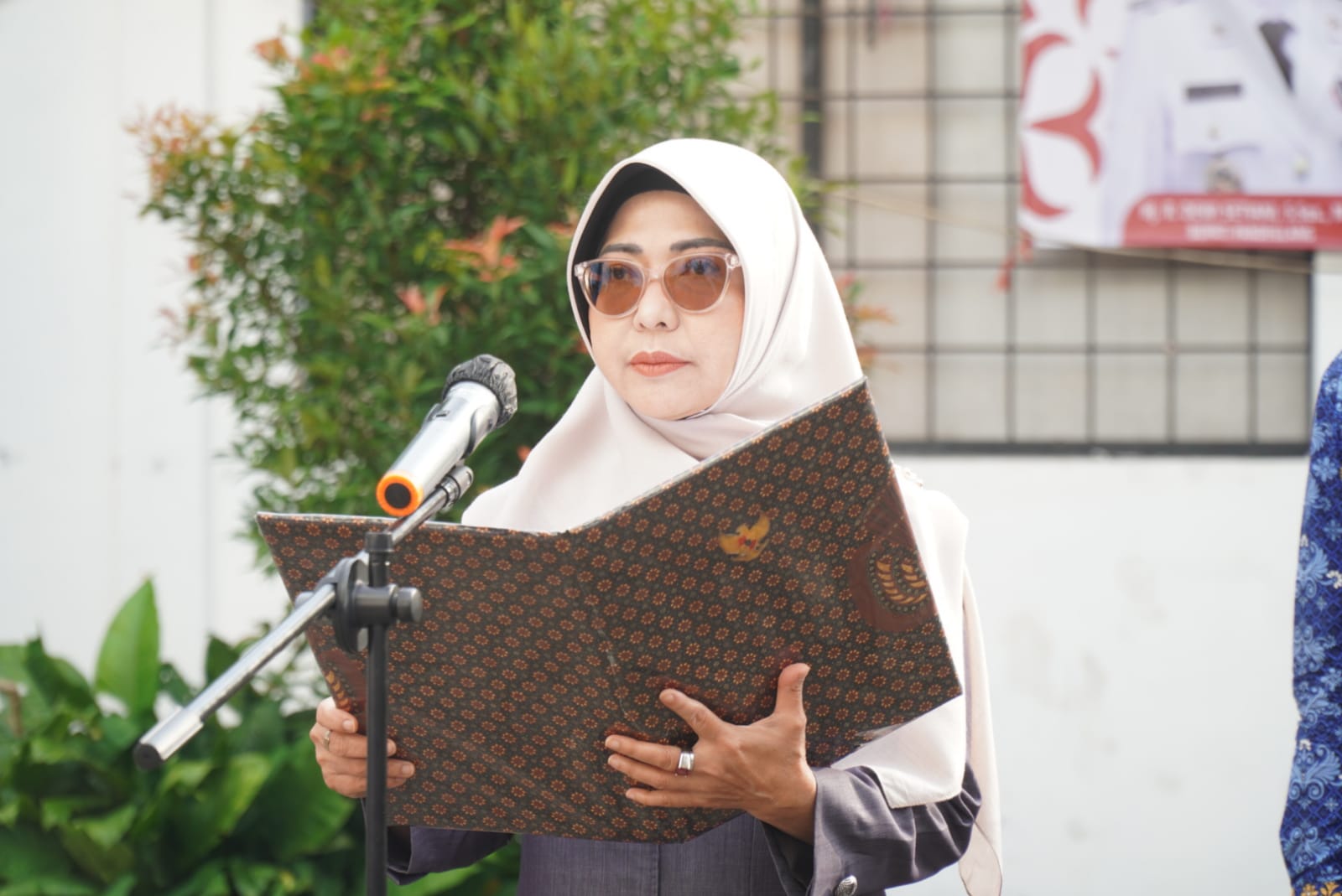 Bupati Dewi Ajak Masyarakat Bumikan Nilai-nilai Pancasila Bupati Pandeglang, R. Dewi Setiani, saat menjadi pembina upacara peringatan Hari Lahir Pancasila, di Lapangan Apel Setda Pandeglang, (2/6/2025).(Istimewa)