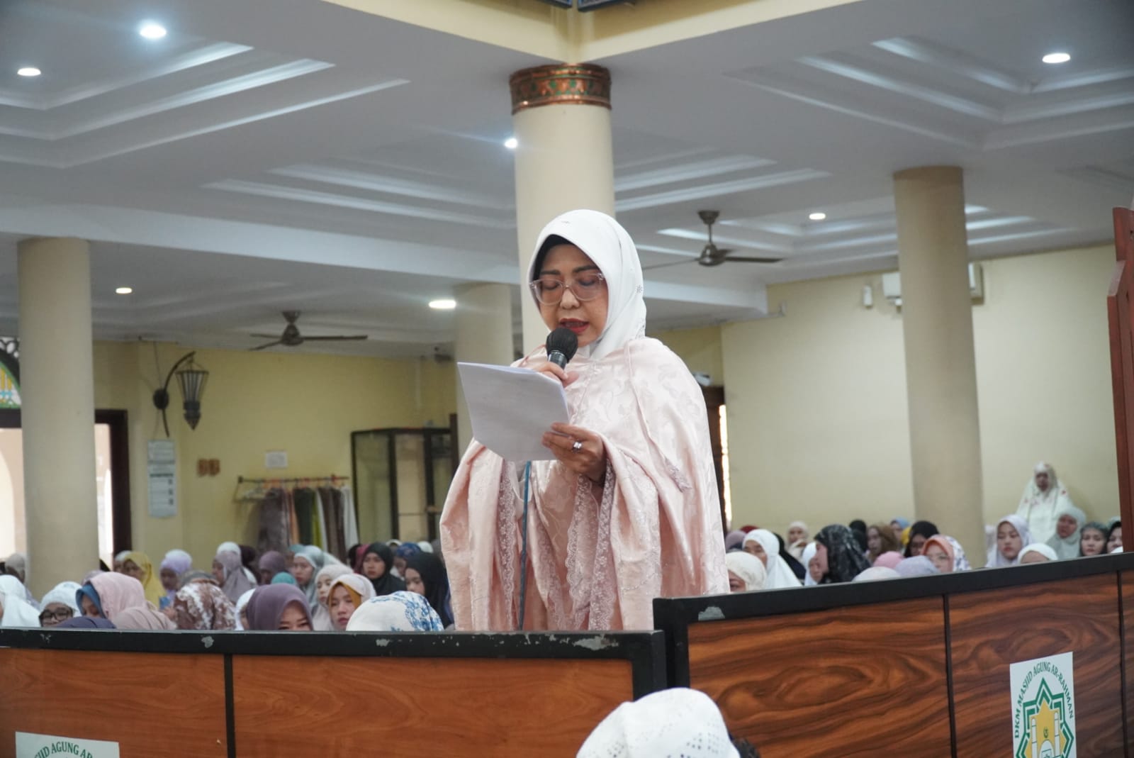 Bupati Dewi Ajak Masyarakat Memperkuat Kebersamaan Bupati Pandeglang, Raden Dewi Setiani sedang memberikan sambutan sebelum melaksanakan salat sunah hari raya Idul Adha di Masjid Agung Ar-Rahman Pandeglang, Jumat (6/6) lalu.