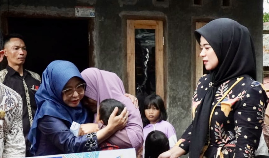 Bupati Dewi Longok Warga Penerima BSPS Bupati Pandeglang, Raden Dewi Setiani sedang merangkul warga penerima bantuan BSPS yang sedang menangis terharu karena dapat perhatian dari pemerintah, di Lebak Salaksa, Desa Sukasari Kecamatan Pulosari, Kamis (19/6).