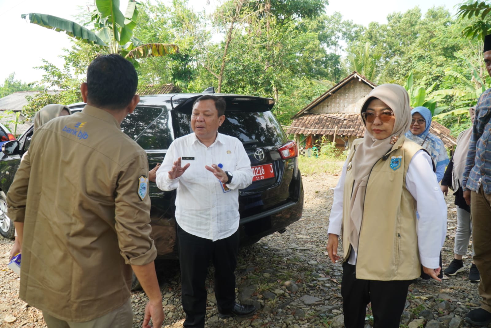Bupati Pandeglang, R. Dewi Setiani, meninjau  lahan seluas lima hektare yang akan dijadikan lokasi pembangunan Sekolah Rakyat (SR), di Kampung Cente, Desa Mendung, Kecamatan Cibaliung, Jumat (13/6/2025). (Istimewa)