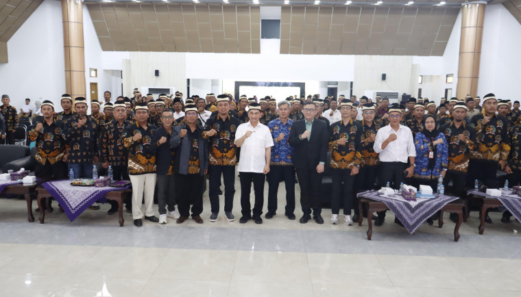 Bupati Kukuhkan Perpanjangan Masa Jabatan BPD dan Lantik PABPDSI Wakil Gubernur Banten, Dimyati Natakusumah foto bersama usai menghadiri pengukuhan perpanjangan masa jabatan seluruh anggota Badan Permusyawaratan Desa (BPD) se-Kabupaten Tangerang dan melantik Pengurus Persatuan Anggota Badan Permusyawaratan Desa Seluruh Indonesia (PABPDSI) Kabupaten Tangerang Periode 2025-2031.