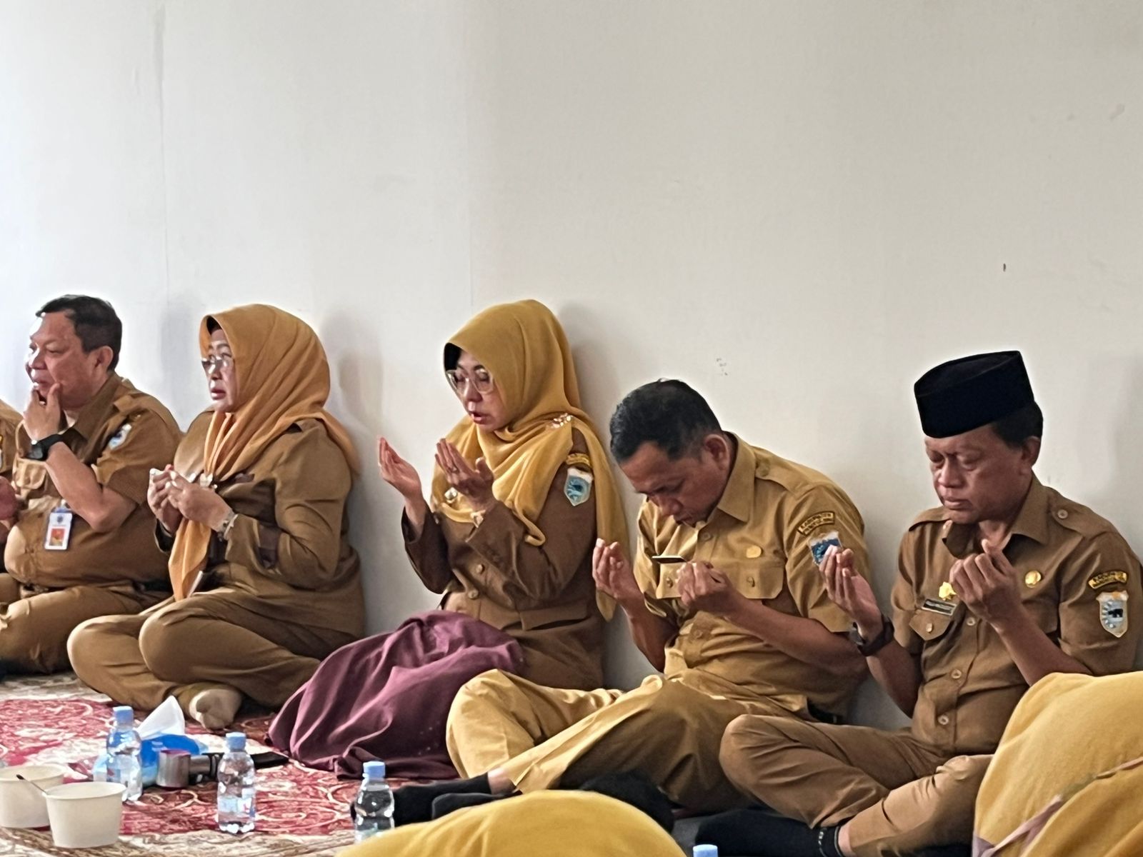 Bupati & Pegawai Setda Mendoakan Almarhum Sekda Bupati Pandeglang Raden Dewi Setiani bersama para pegawai Setda Pandeglang sedang mendoakan almarhum Sekda Pandeglang Ali Fahmi Sumanta, di lingkungan Setda Pandeglang, Selasa (10/6).