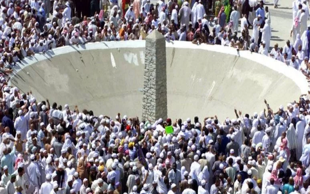 Prosesi lempar Jumrah. Foto : Ist