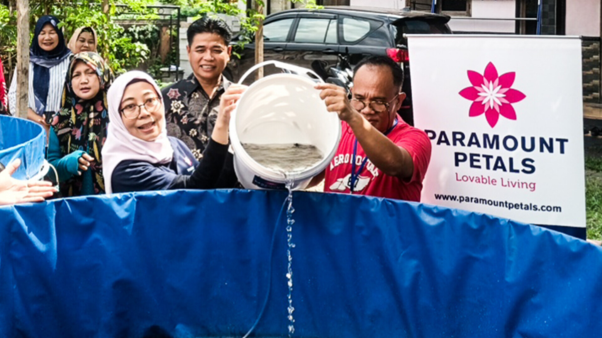 CSR Paramount Petals Bangun Kesadaran Lingkungan dan Sosial Sebanyak 3.000 bibit lele dari total 10.000 bibit dilepaskan ke kolam bioflok pada Minggu (15/6/2025). (tangselpos.id/lim)