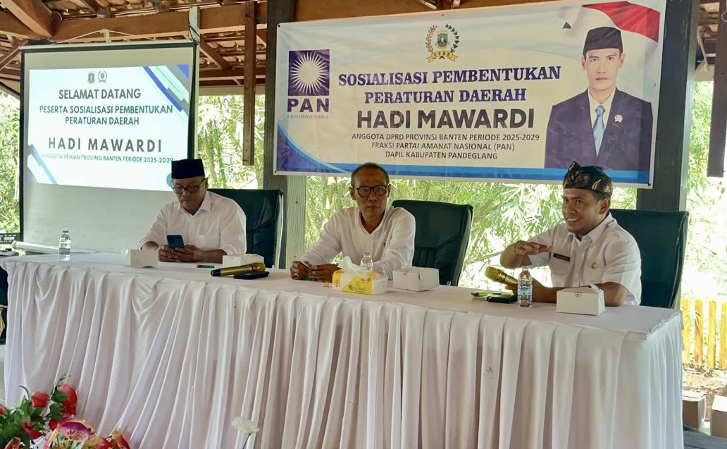 Dewan Hadi Menilai Partisipasi Masyarakat Rendah Anggota Komisi II DPRD Provinsi Banten Hadi Mawardi didampingi Kades Bandung dan jajaran lainnya, sedang mensosialisasikan Perda di di Mina Agrowisata Bukit Sinyonya, Desa Bandung, Kecamatan Banjar, Kabupaten Pandeglang, Rabu (11/6).