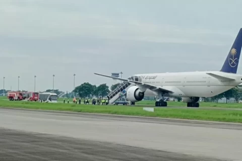 Diteror Bom, Penumpang Saudia Airlines Dievakuasi Dengan Selamat Di Bandara Kualanamu Medan Pesawat Saudia Airlines mendarat darurat di Bandara Kualanamu Medan. Foto : Ist