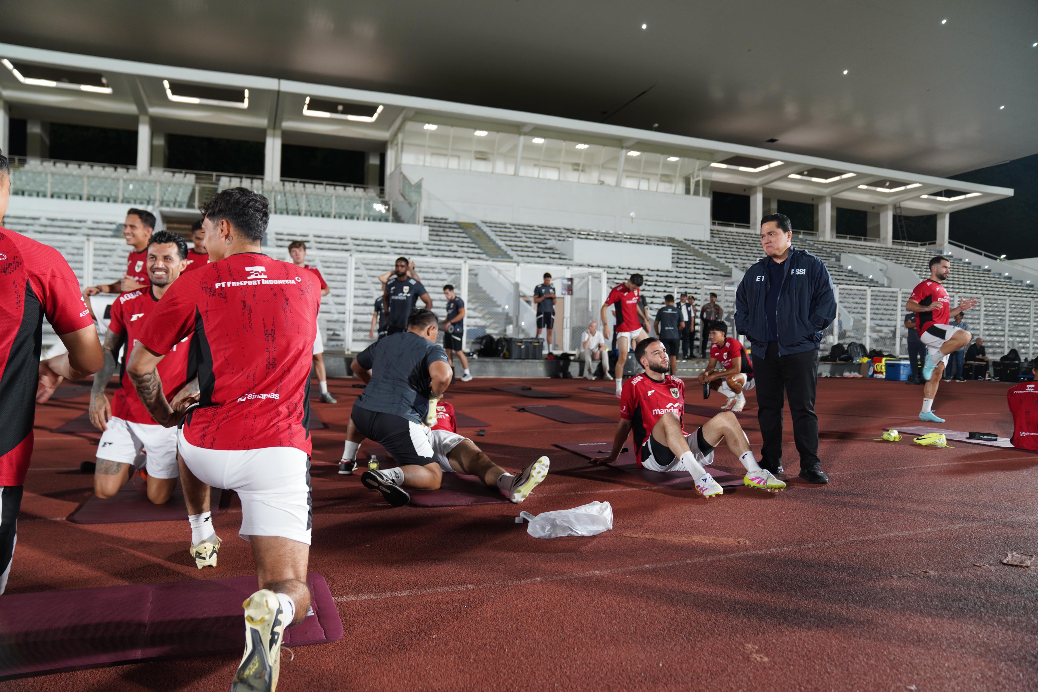 Ketum PSSI Erick Thohir dan pemain timnas saat menggelarlatihan di Stadion Madya. Foto : Ist