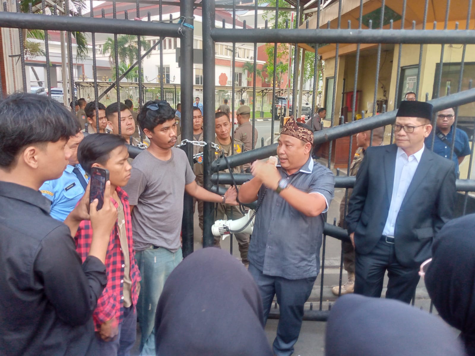 GMNI Dorong DPRD Banten Gunakan Hak Angket Anggota DPRD Banten, Musa Weliansyah (kedua dari kanan) saat menemui pengunjuk rasa di depan Gedung DPRD setempat, Selasa (10/6/2025).(Ari Supriadi-tangselpos.id)