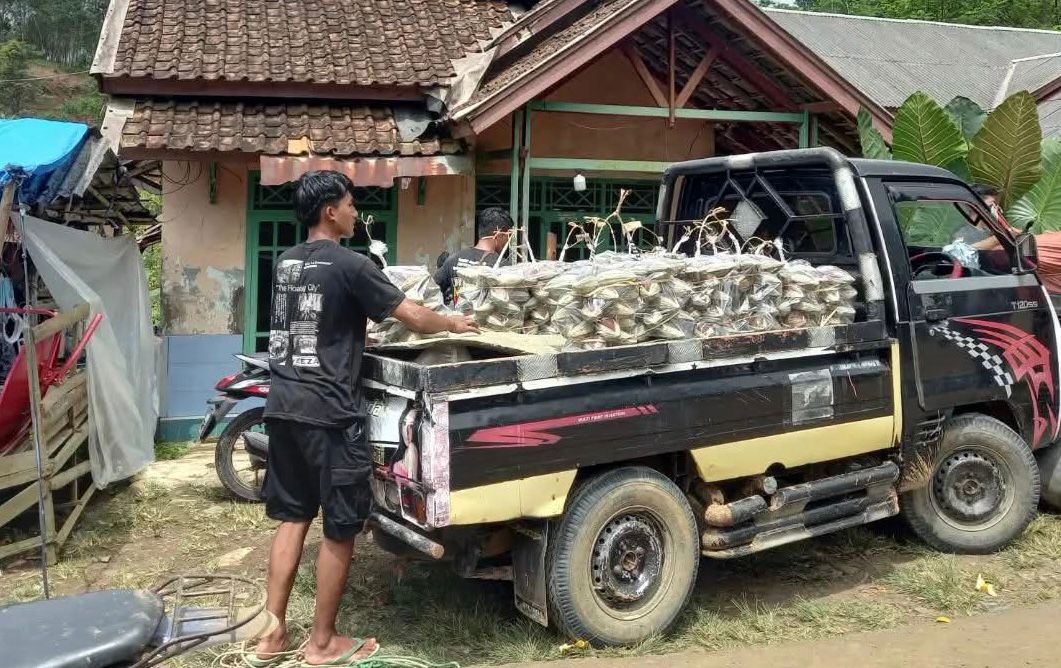 Gula Aren Asli Lebak Masih Diproduksi Secara Tradisional Para pengrajin gula aren hendak menurunkan hasil produksinya dari kendaraan, untuk dijajakan di pasar Kupa, Desa Bungur, Kecamatan Cigemblong, Kabupaten Lebak, kemarin. Foto : Ist
