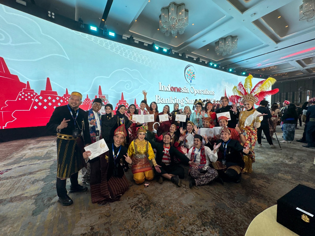 Hadirkan Inovasi Operasional Perbankan, Danamon Diganjar Sejumlah Penghargaan di Indonesia Operations Banking Summit 2025 Perwakilan tim Operations Danamon berfoto bersama di acara Indonesia Operations Banking Summit (“IOBS”) 2025. Foto : Dok. Danamon