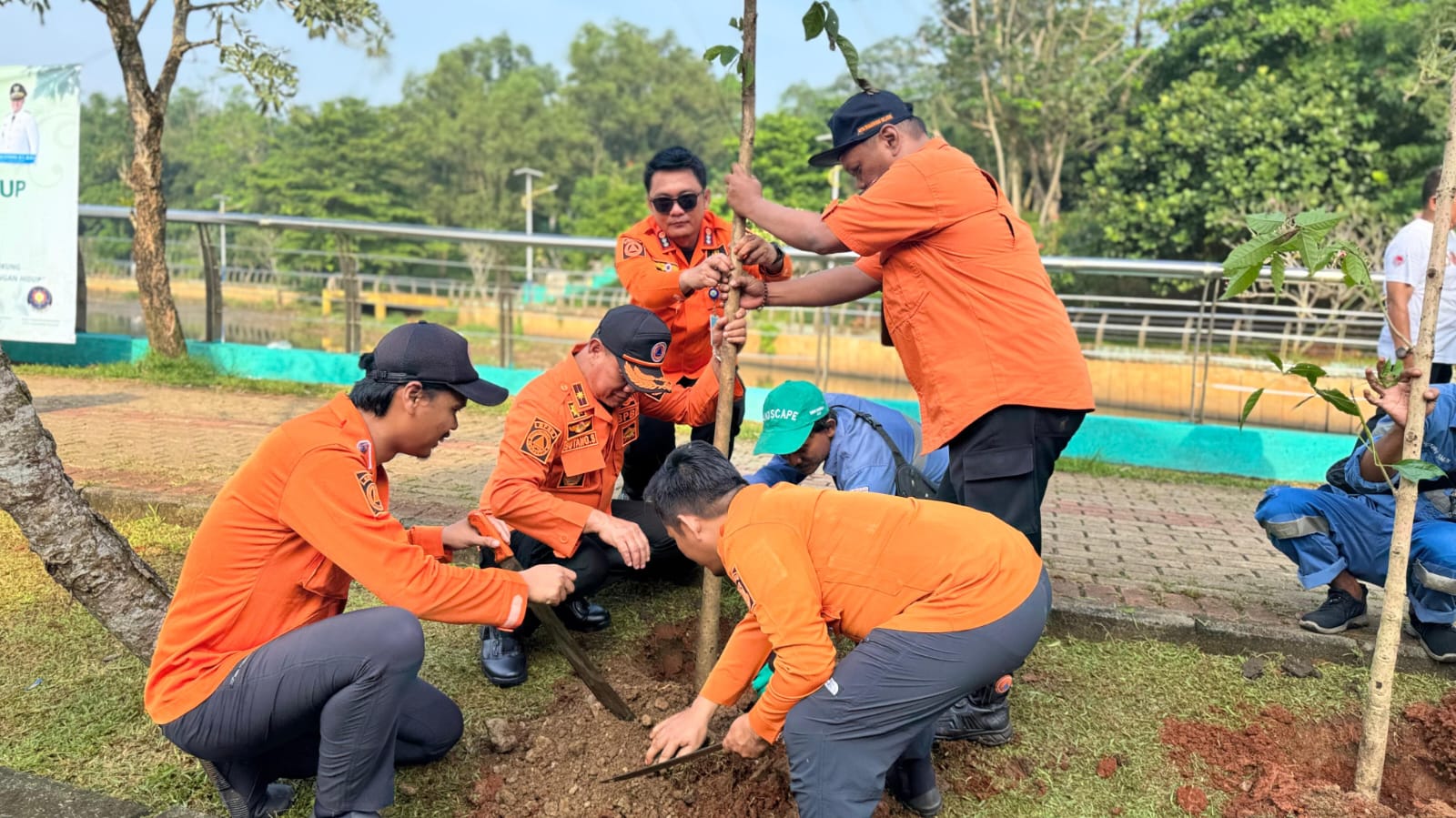 Hari Lingkungan Hidup Sedunia, DLH Tangsel Hijaukan Taman Jaletreng Petugas gabungan saat membersihkan kawasan Taman Kota Jaletreng dalam rangka peringatan Hari Lingkungan Hidup Sedunia, Kamis (5/6). (tangselpos.id/rmn)