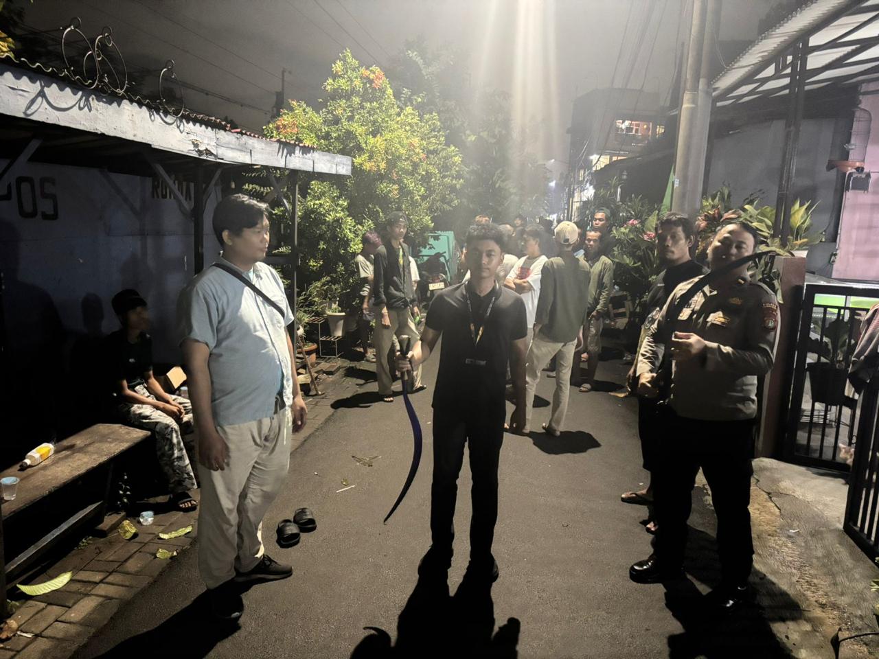 Hendak Tawuran Dibubarkan Warga, Puluhan Remaja Kocar-kacir Sejumlah senjata tajam dan sepeda motor diamankan polisi yang diduga digunakan untuk tawuran di Ciputat Timur.