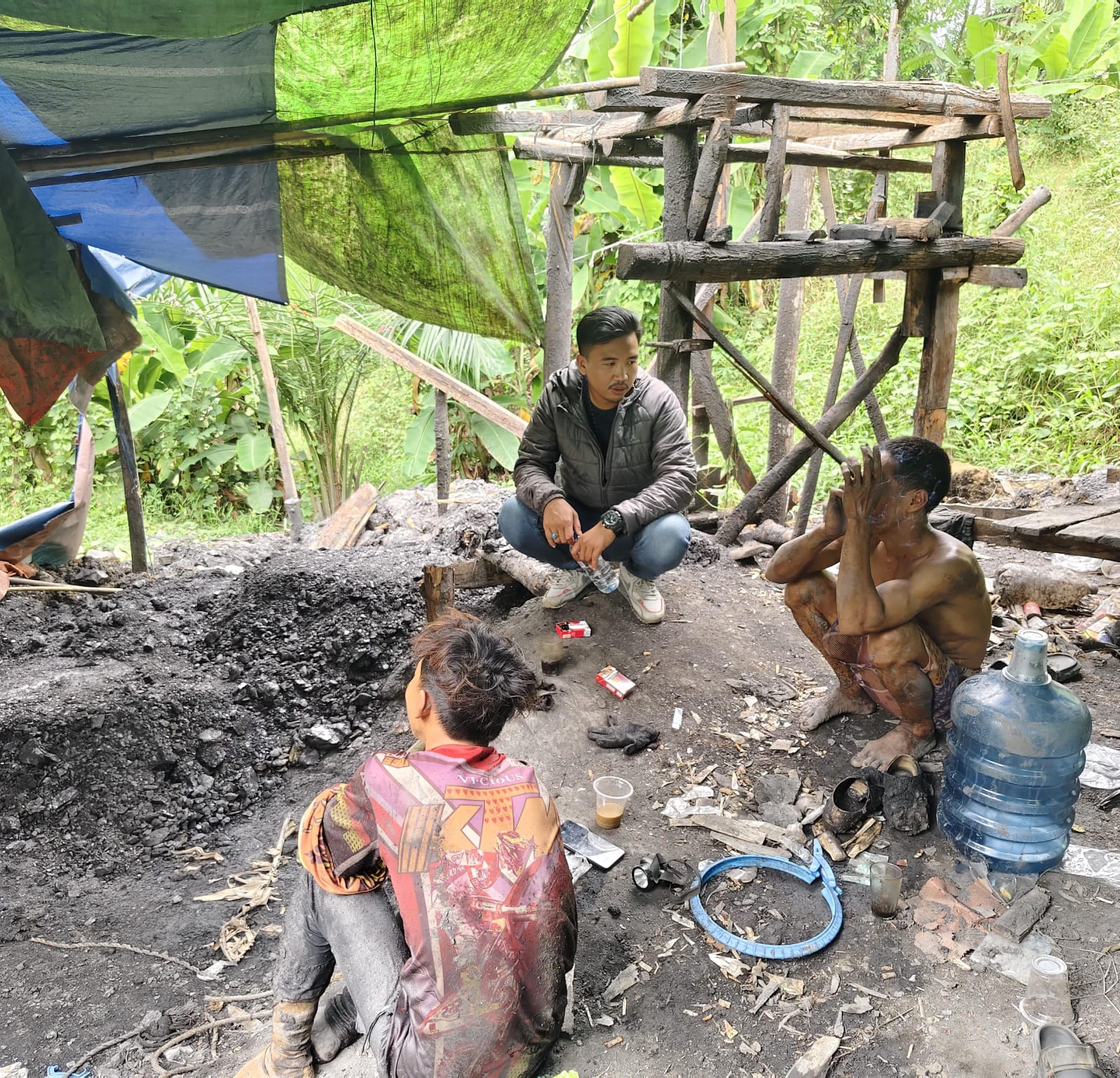 HMI Jabodetabeka Banten Tinjau Tambang Batubara Ilegal di Lebak Selatan Ketua Bidang ESDM Badko HMI Jabodetabeka Banten, Entis Sumantri, saat meninjau tambang batubara di Kecamatan Bayah, Kabupaten Lebak, Minggu (29/6/2025).(Istimewa)