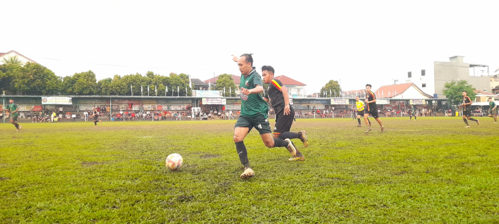 IKM Tangerang Ikut Panasi Persaingan, Ini Jadwal 16 Besar Duel IKM Tangerang dengan Toba Nayla FC di Stadion Mini Pakujaya, Jumat (06/06/2025) berlangsung ketat. IKM Tangerang akhirnya unggul 2-1 dan lolos ke 16 besar. (ist)