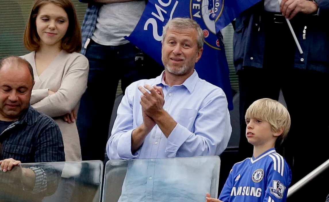 Inggris Ancam Tuntut Roman Abramovich Atas Duit Penjualan Chelsea Roman Abramovich (tengah) mantan pemilik Chelsea. Foto : Ist
