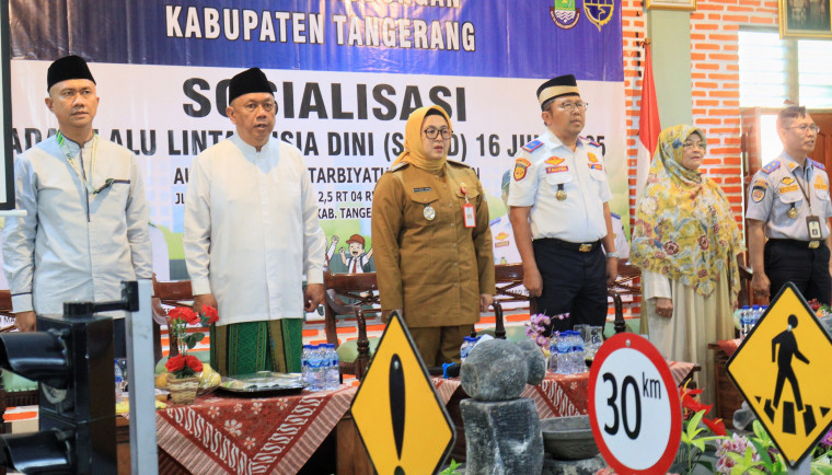 Intan Ajak Pelajar Pelopori Keselamatan Lalu Lintas Sejak Dini Wakil Bupati (Wabup) Tangerang, Intan Nurul Hikmah (ketiga dari kiri) saat menghadiri Sosialisasi Program Sadar Lalu Lintas Usia Dini (SALUD) di Aula SDS Islam Tarbiyatul Mubtadiin, Tigaraksa, Senin (16/6).