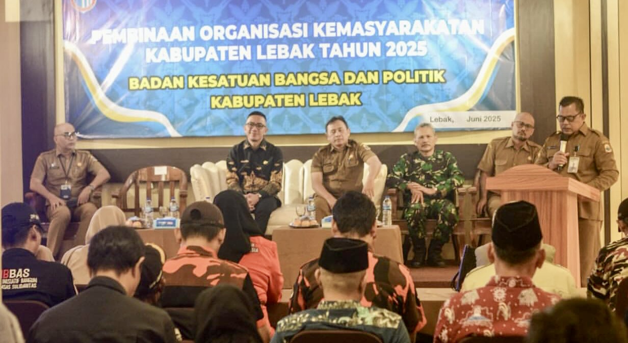 Investasi Ogah Terganggu, Pemkab Gembleng Ormas Kepala Kesbangpol Kabupaten Lebak, Sukanta sedang memberikan sambutan pada acara pembinaan Ormas di Kabupaten Lebak, di salah satu hotel di Rangkasbitung, kemarin.