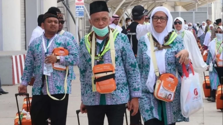 Jemaah Haji Gelombang II Mulai Besok Geser dari Makkah ke Madinah Jamaah haji kloter 1 telah kembali ke Tanah Air. Foto : Ist