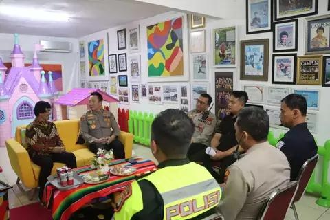 Momen Kapolres Tangsel AKBL Victor Inkiriwang saat lakukan kunjungan ke kediaman Kak Seto, di Ciputat Timur.