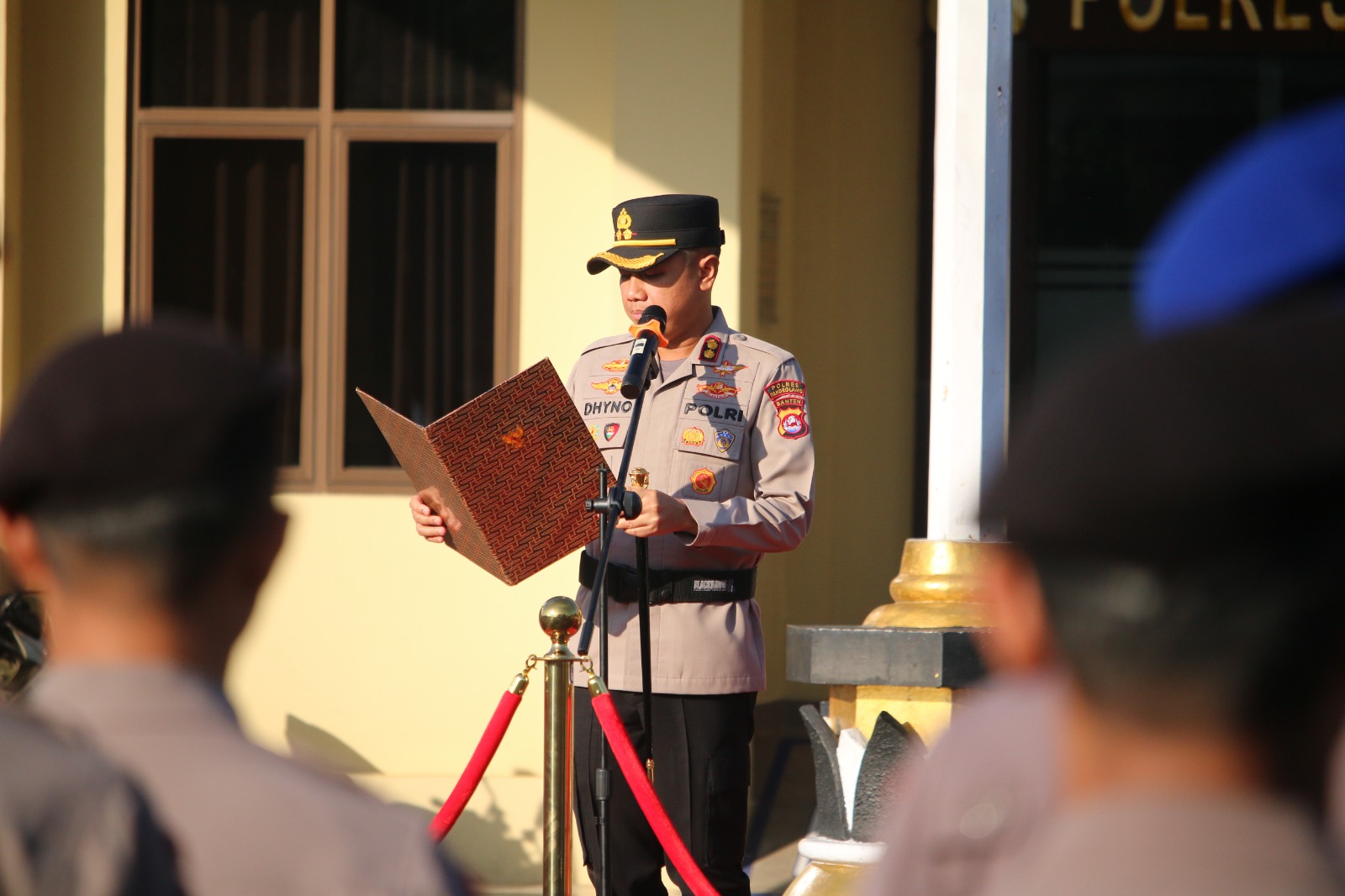 Kapolres Tekan Personel Jaga Integritas Kapolres Pandeglang AKBP Dhyno Indra Setyadi, sedang memberikan amanat kepada para personel, saat upacara memperingati HKN, di halaman Mapolres Pandeglang, Selasa (17/6).