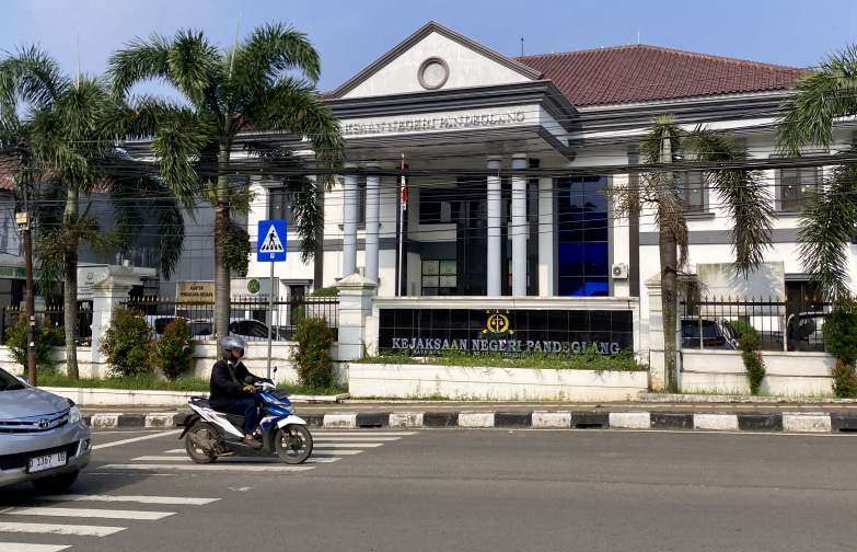 Para pengendara dari arah Serang-Pandeglang sedang melintas di depan Gedung Kejari Pandeglang, Senin (23/6).