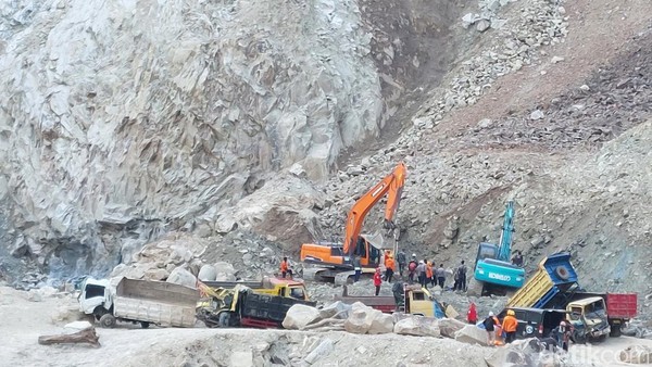 Korban Longsor Tambang Gunung Kuda Cirebon Total 20 Orang Tewas Longsor tambang galian C Gunung Kuda, Kabupaten Cirebon. Foto : Ist