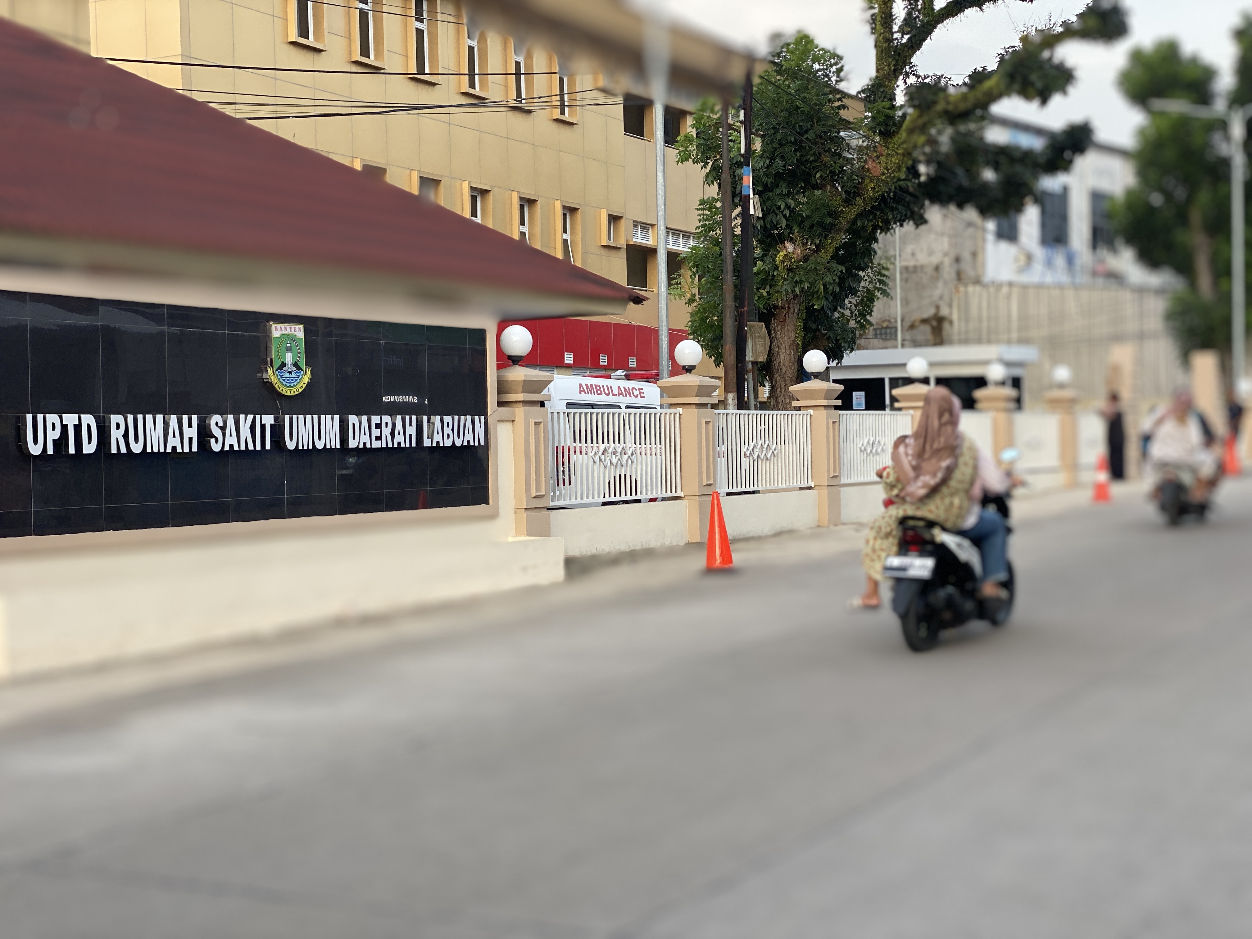 Korban Penipuan RSUD Labuan Bertambah Warga sedang melintas di jalan raya Labuan-Pandeglang, tepatnya di depan UPTD RSUD Labuan, beberapa waktu lalu.