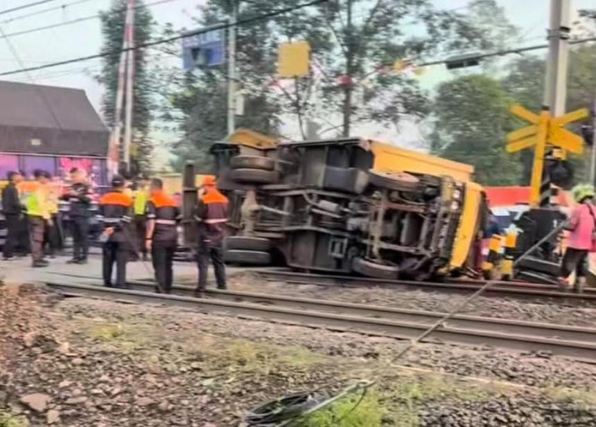 KRL Tabrak Truk di Tangerang, Masinis hingga Pengendara Motor Terluka Foto : Ist