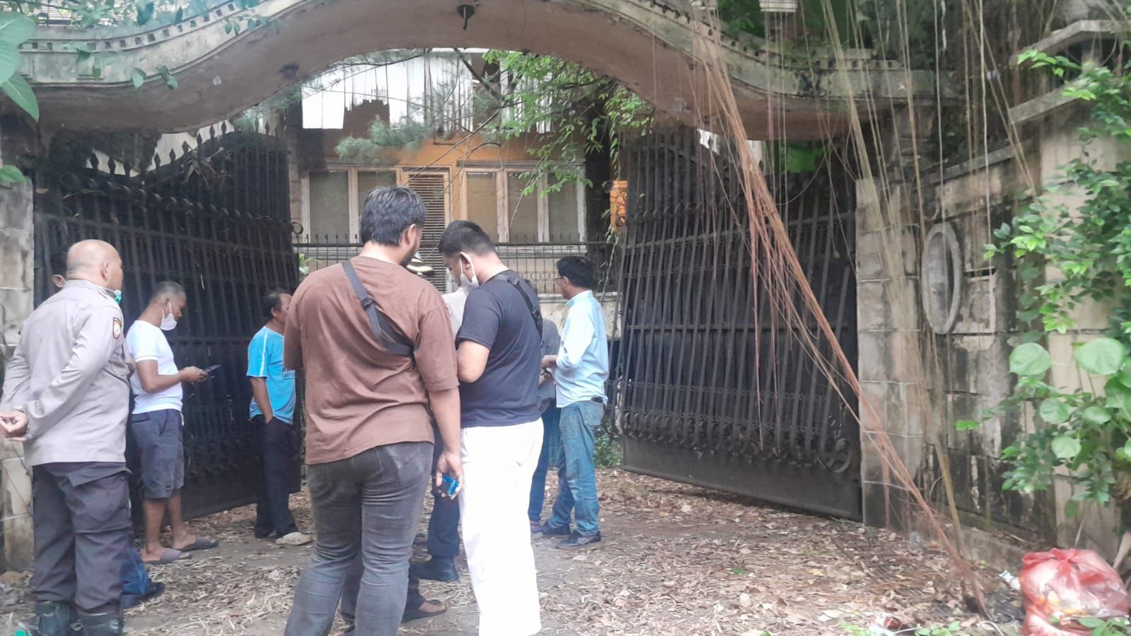 Lansia Asal Filipina Ditemukan Membusuk Di Rumah Di Cireundeu Polisi tengah lakuka olah TKP penemuan mayat WNA asal Pilifina di Cirendeu, Kecamatan Ciputat Timur.